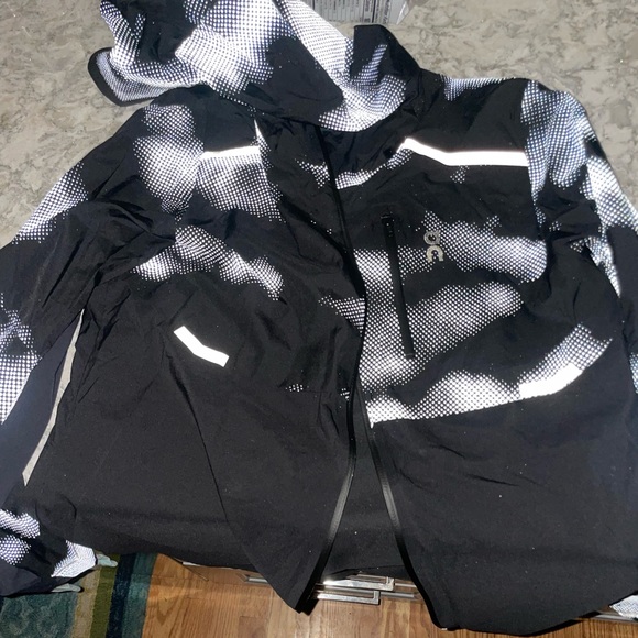 On cloud 2022 Lumos weather jacket running hood Women’s Medium rain coat - Picture 4 of 5